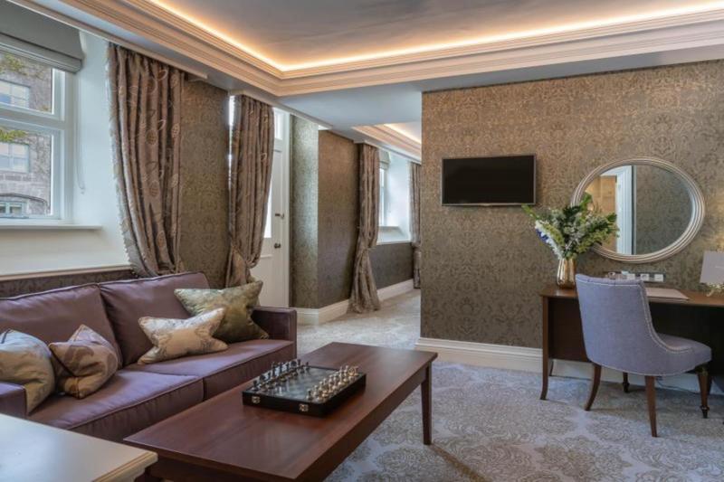 Queen Anne Courtyard Room