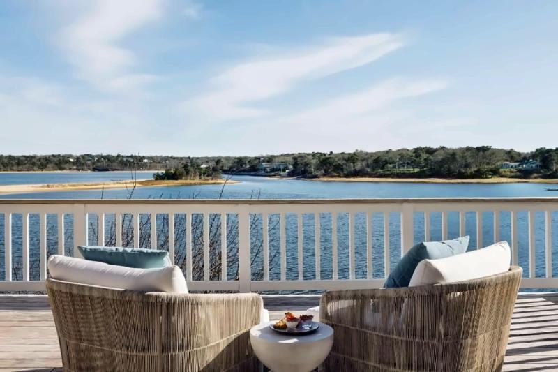 Hydrangea Water View Room