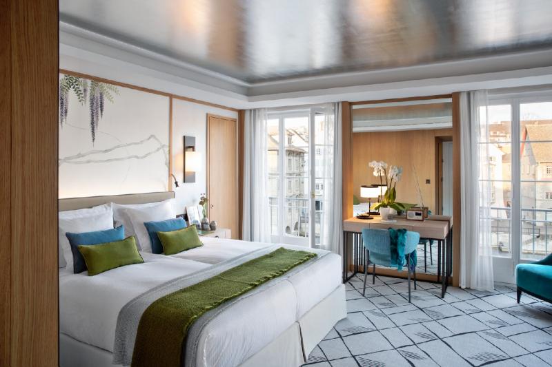 Riverside Panorama Corner Room