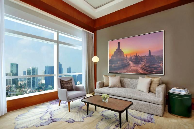 Mayfair City View Corner Club Suite