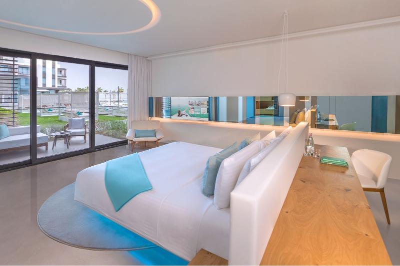 Luux Pool Access Room