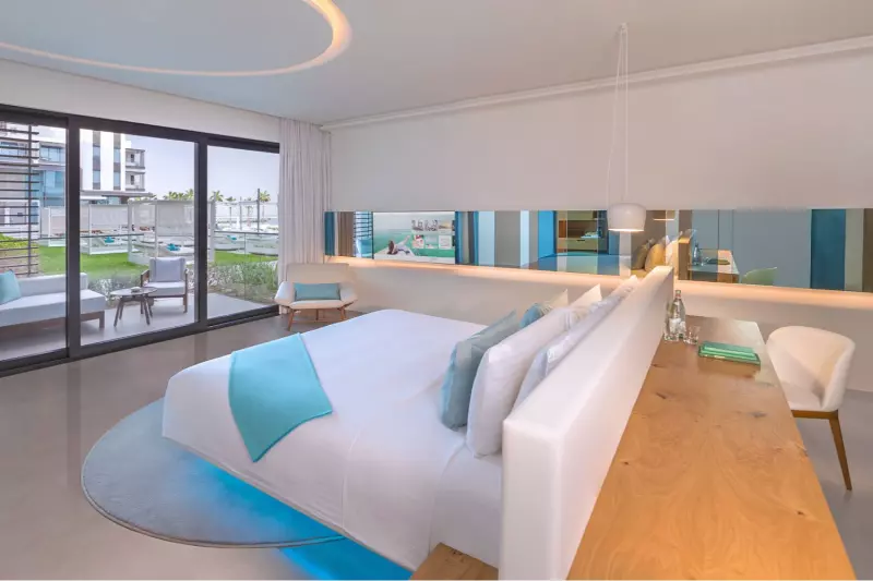 Luux Pool Access Room