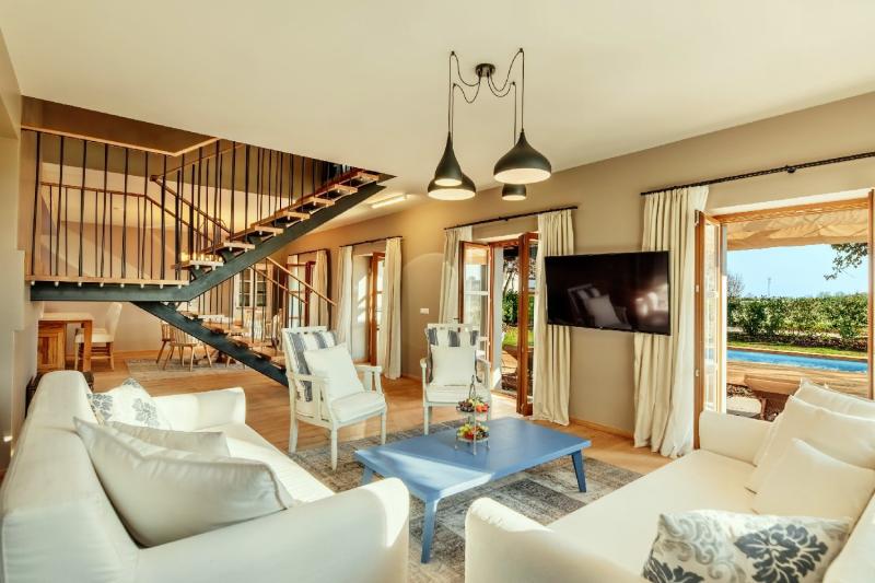 2 Bedroom Estate Colossal Pool Residence