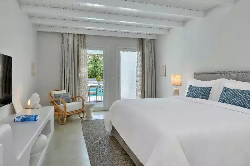 Grand Deluxe Sharing Pool Room