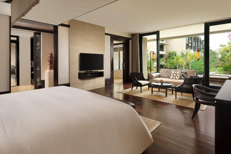 Cliff Pool Junior Suite