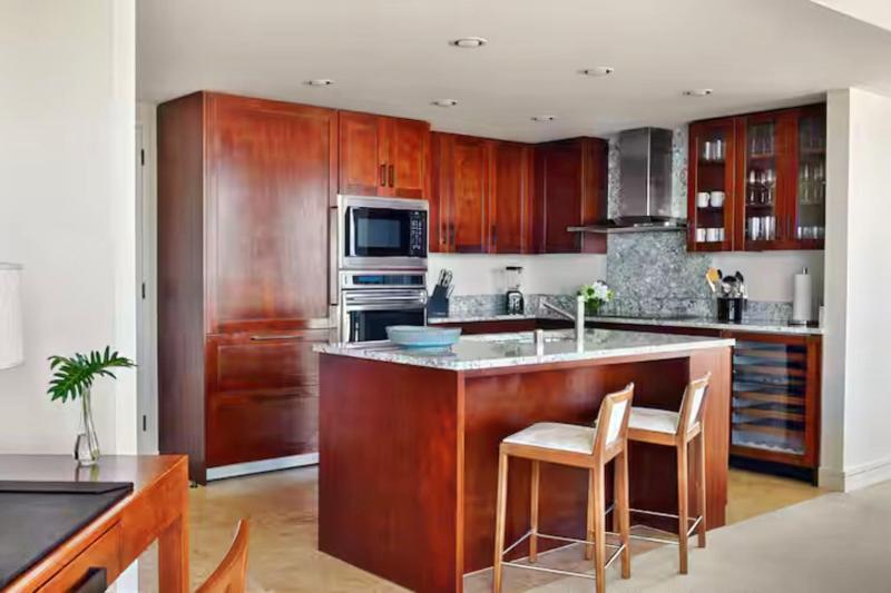 Premium Plus Den Partial Ocean Suite