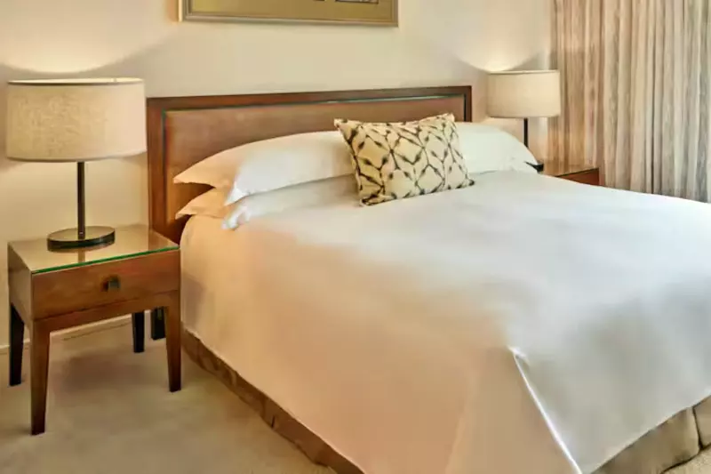 Premium Plus Den Partial Ocean Suite