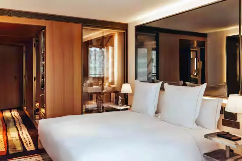 Parisian View Room
