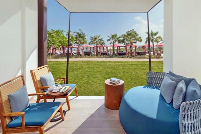 Deluxe Pool Front Room