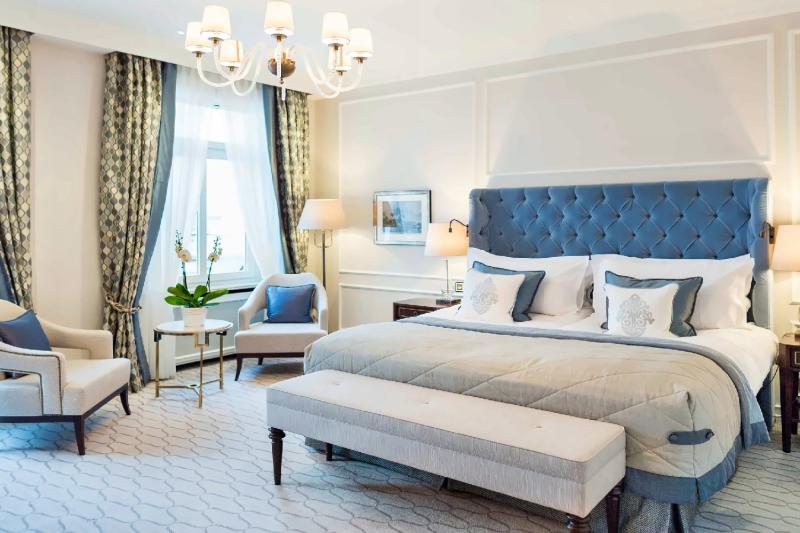 Deluxe Lake View Balcony Room