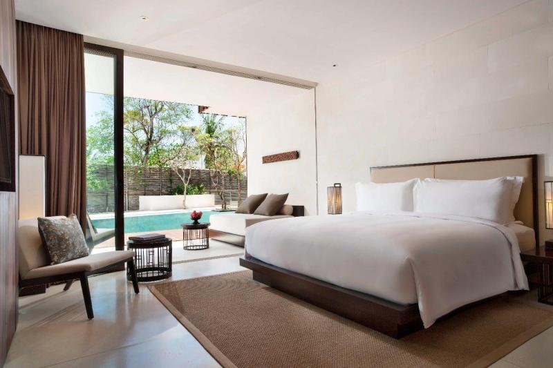 Deluxe Pool View Room