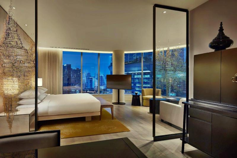 Corner Panoramic City View Room