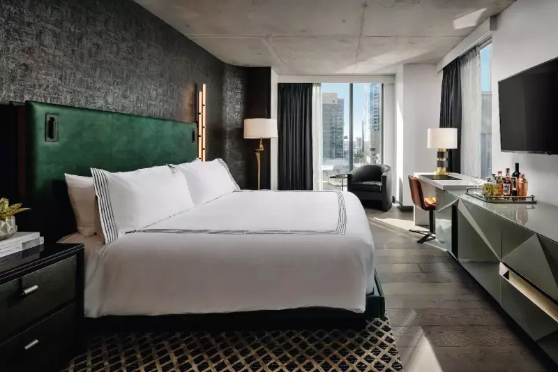 Neighborhood View Room