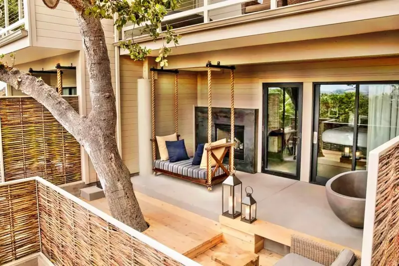 Vineyard Oak Outdoor Tub Studio Suite