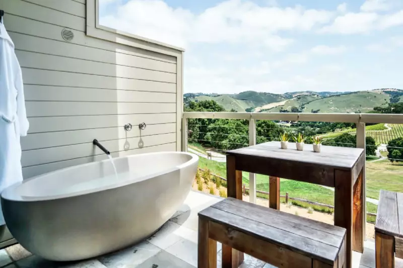  Vineyard Outdoor Tub Suite 