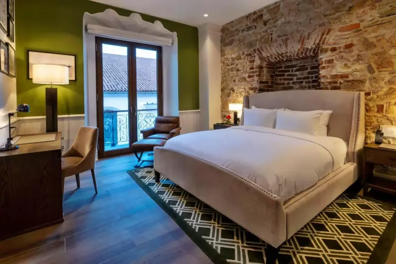Courtyard View Room 