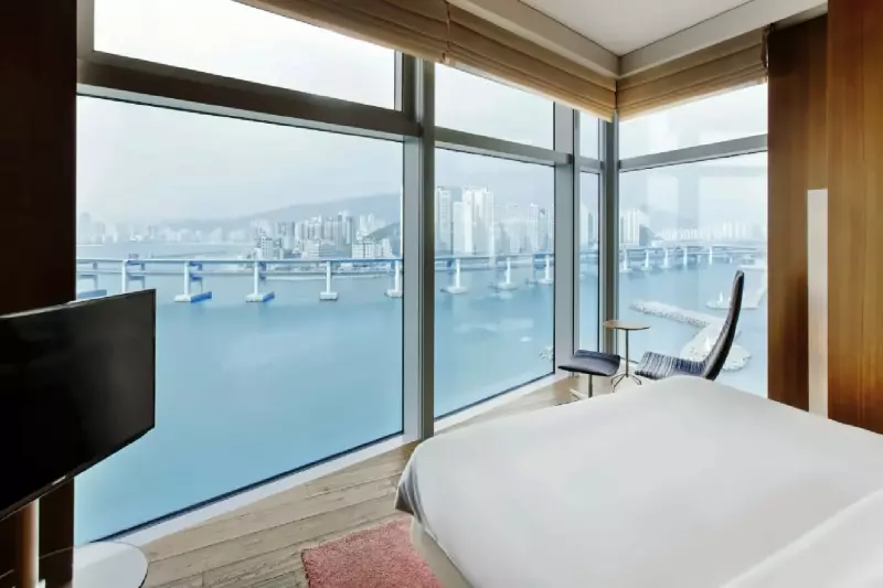 Marina Ocean Corner Suite