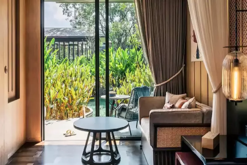 Deluxe Lagoon Access Room