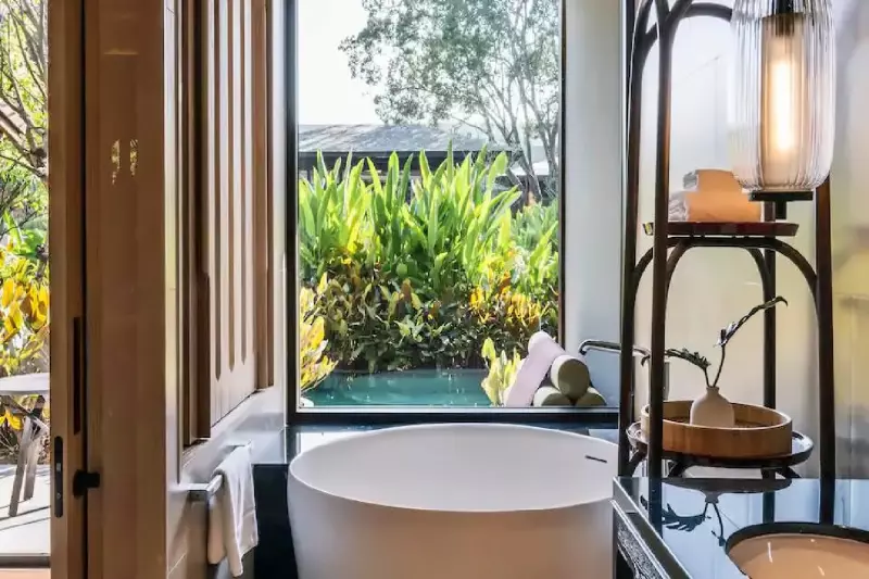 Deluxe Lagoon Access Room
