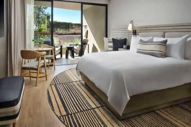 Garden View Firepit Room