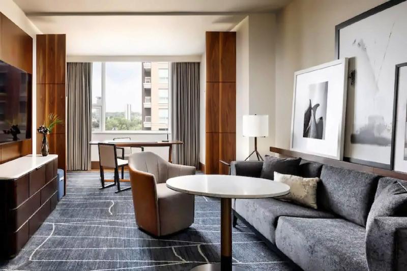 Deluxe Corner High Floor Suite