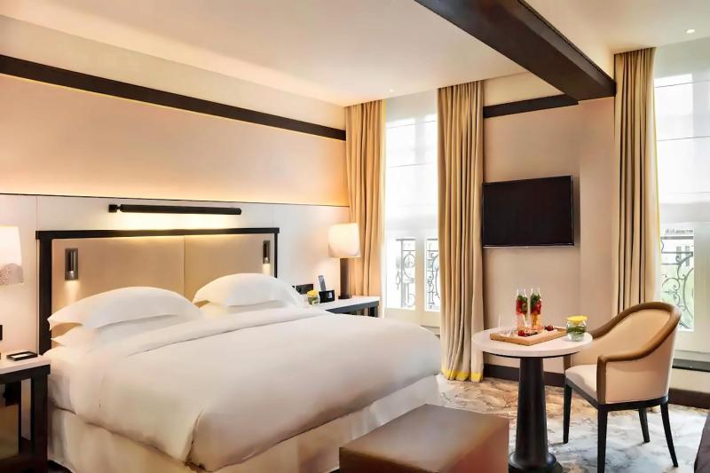 Deluxe Boulevard View Room