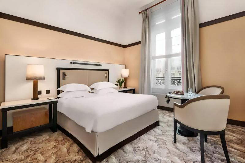 2 Bedroom Courtyard View Family Room