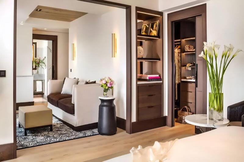 Eiffel Tower View Suite 