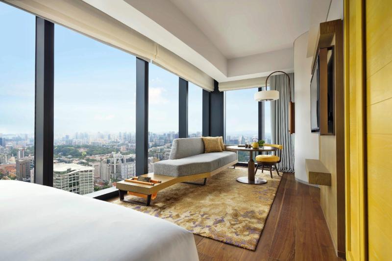 Deluxe Corner City View Room