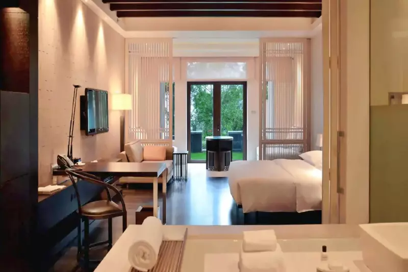 Garden View Yard Room