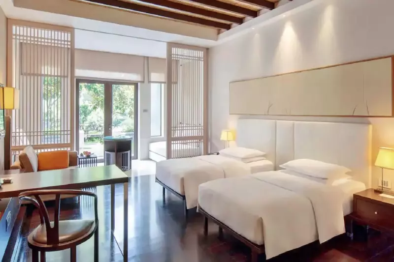 Garden View Yard Room
