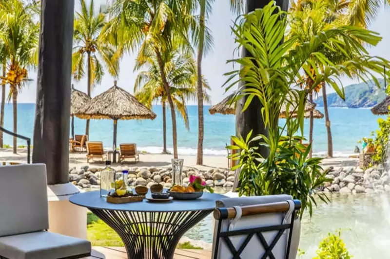 Beachfront Pool Suite 