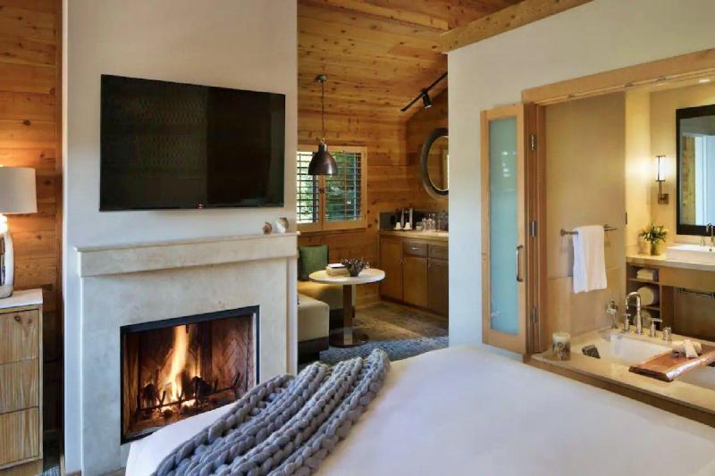 Deluxe Fireplace Room