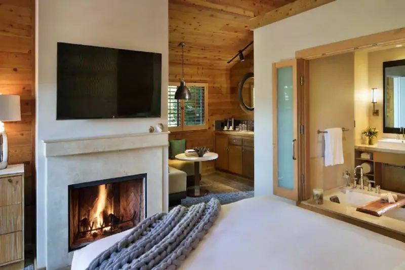 Deluxe Fireplace Room