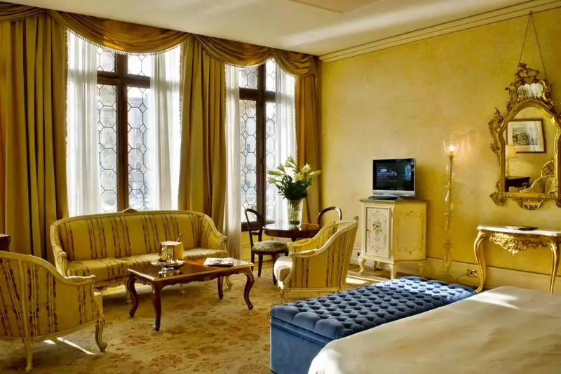 Grand Canal Four Light Window Suite