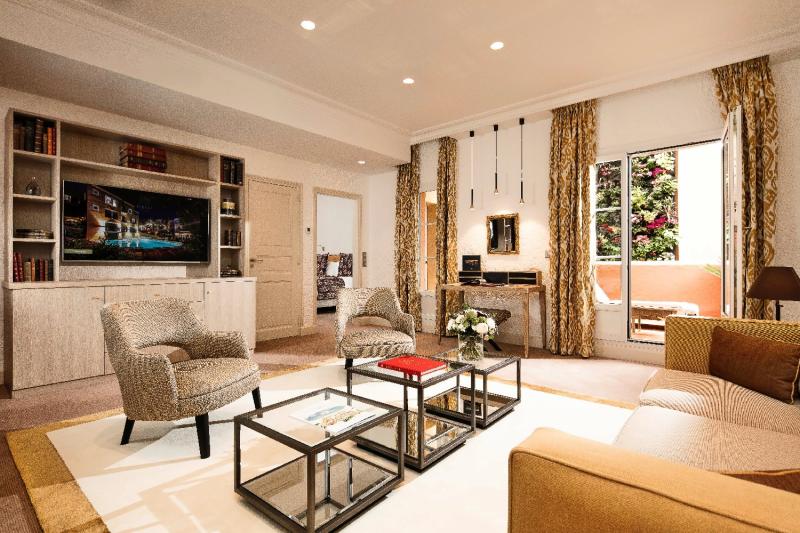 Signature Deluxe Garden View Suite