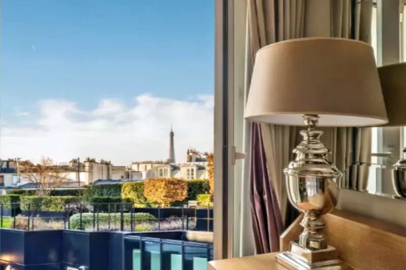 Deluxe Eiffel Tower View Room