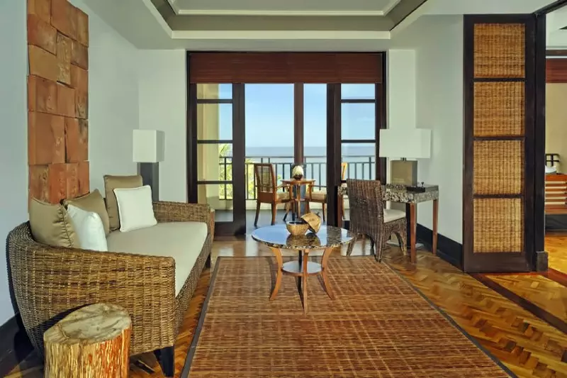 Deluxe Beachfront Suite