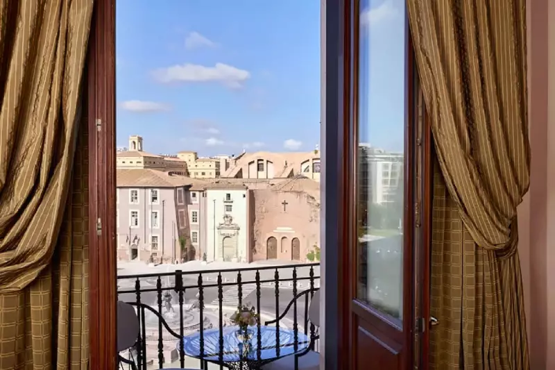 Junior Piazza View Balcony Suite
