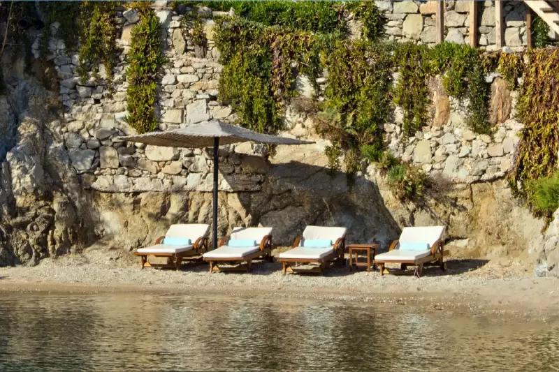 Waterfront Noah's Pool & Private Beach Villa