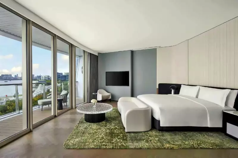 Panoramic River View Room