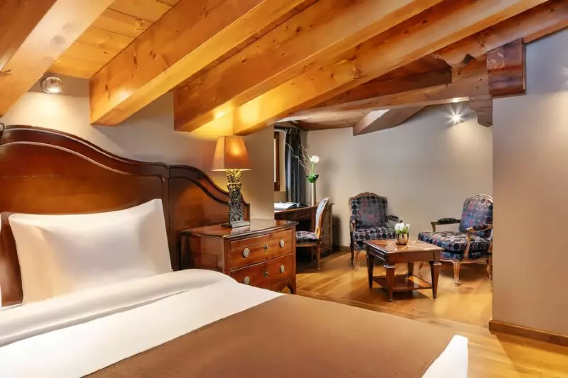 Superior Corner Room