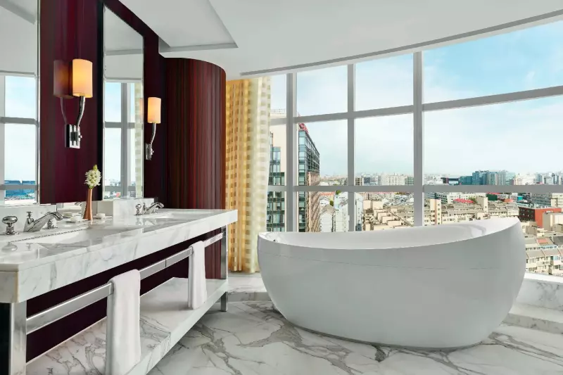 Carlton Club Suite