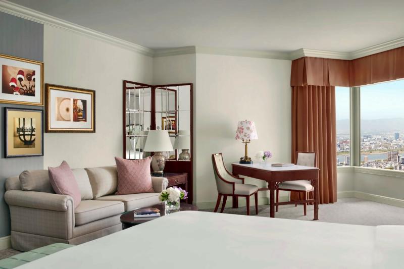 Junior City View Corner Suite 