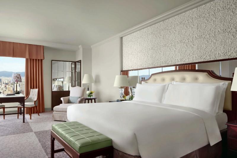 Deluxe City View Corner Room 