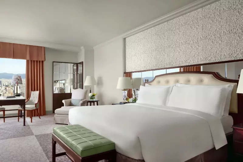 Deluxe City View Corner Room 