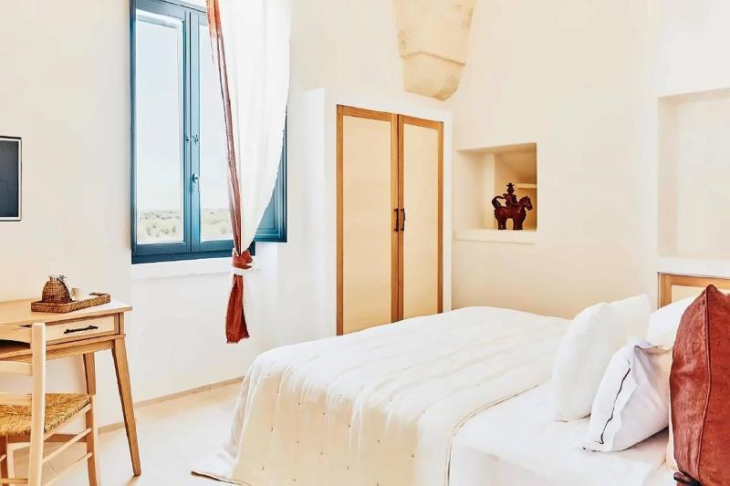 Tower 1658 Superior Room