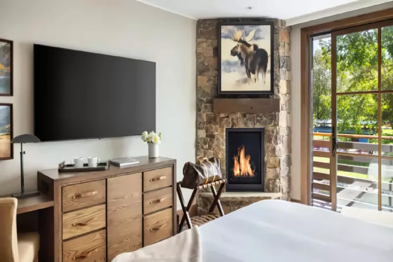 Fireplace Balcony Courtyard View Room