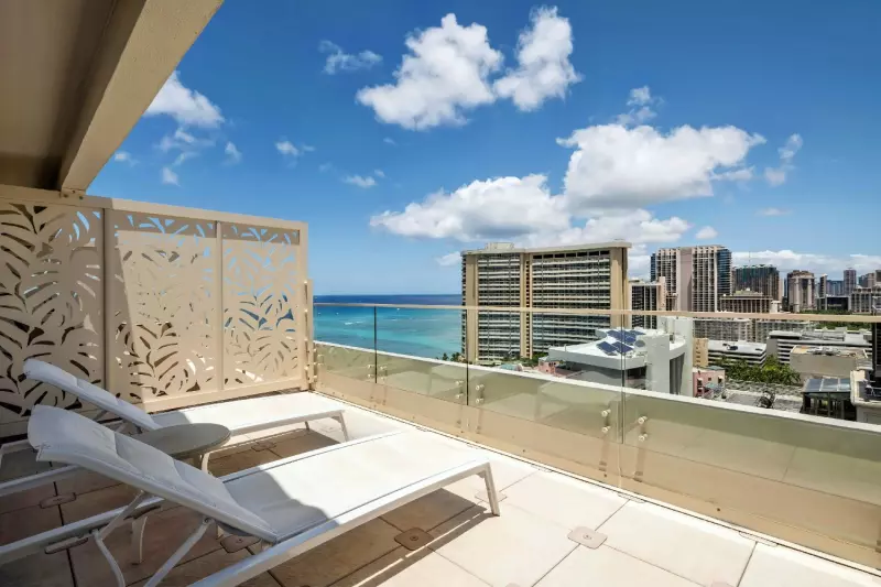 Penthouse Skyline View Room 