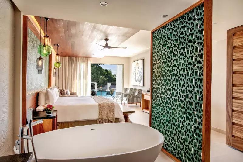 Swim Out Oval Bathtub Suite 